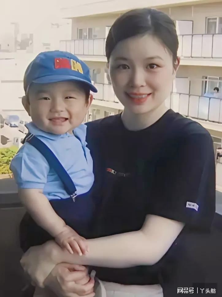 一岁左右的张本智和，在妈妈怀里，母子俩笑得很开心