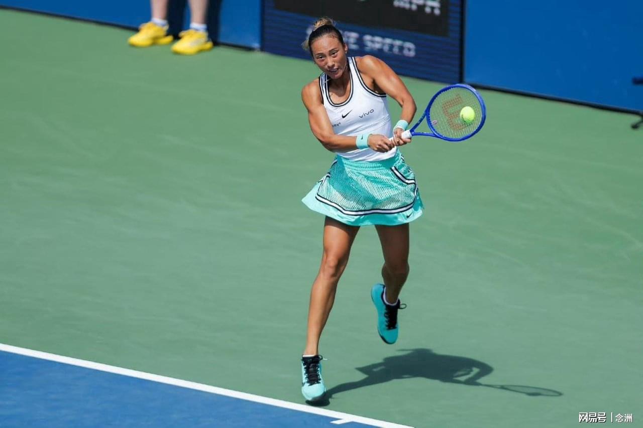 杨幂上手华为Mate XT 2三折叠：轻敲两下开启防窥模式